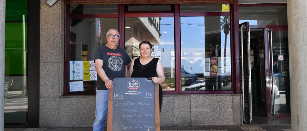 José Vallejo y Ana Fernández, ayer, con la pizarra del menú del día.   | // CARLOS PARDELLAS