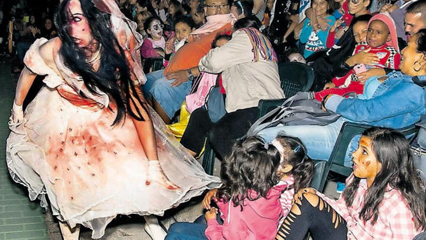 Ataque zombie durante el espectáculo de terror que se celebra en el parque del Canódromo, en Ciudad Alta.