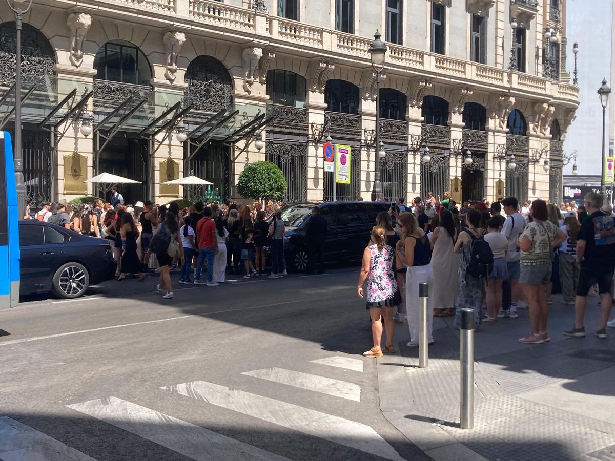 Seguidores de Stray Kids esperan al grupo en el Four Seasons de Madrid.