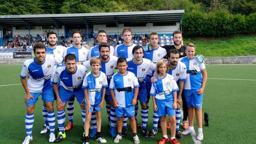 El once del Tuilla que ganó en la ida, con Villa, autor del gol, primero por la izquierda en la fila de atrás.