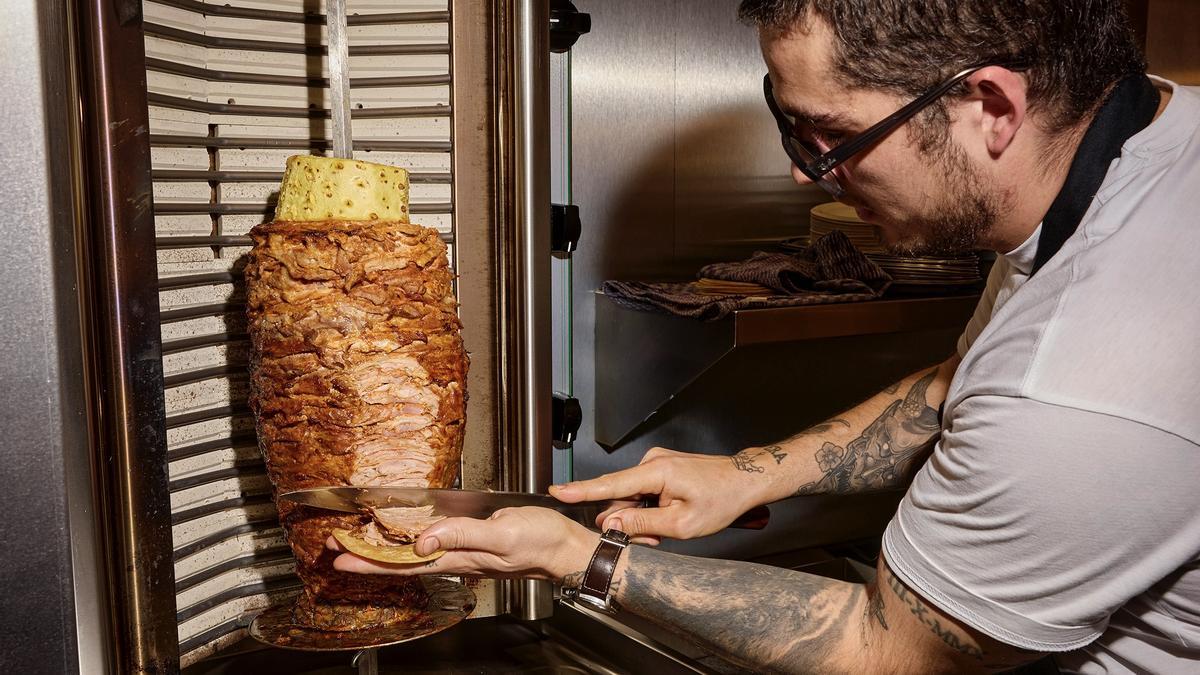 EL chef Balo López, con el trompo de cerdo ibérico en Chiribita.
