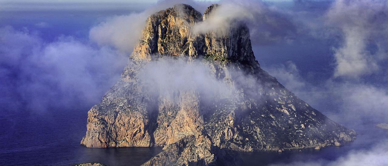 Es Vedrà entre la niebla