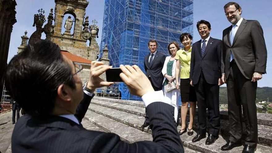 Feijóo, Rajoy y su mujer, durante la visita del primer ministro de Japón a Santiago. // Diego Crespo