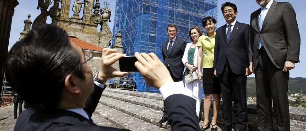 Feijóo, Rajoy y su mujer, durante la visita del primer ministro de Japón a Santiago. // Diego Crespo