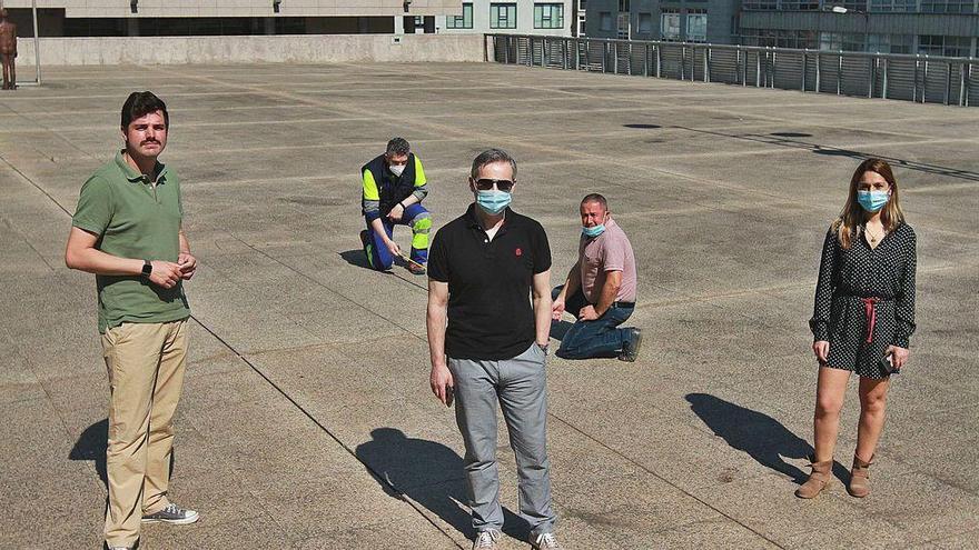 El concejal de Cultura (en el centro), ayer, en la explanada que acogerá el programa de verano, con técnicos de Cultura.