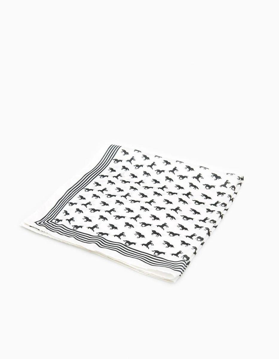 Pañuelo con unicornios de Stradivarius (precio: 5,95 euros)