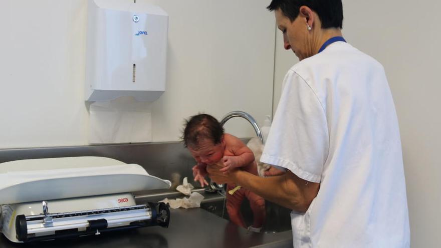 Una infermera amb un nadó de l&#039;hospital d&#039;Olot, en una imatge d&#039;arxiu