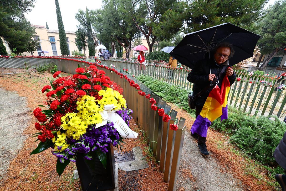 En imágenes | Zaragoza vuelve a recordar a las víctimas del franquismo entre la lluvia y el respeto