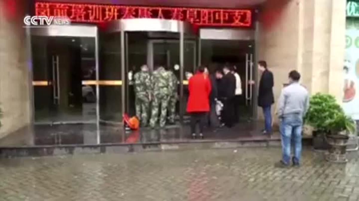 Liberan a una niña atrapada en una puerta giratoria.