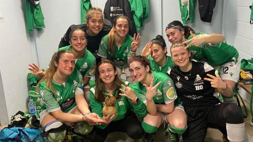 Las jugadoras celebran el triunfo en el vestuario. |  // L. O.