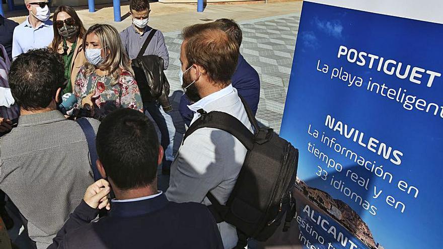 La concejala de Turismo explica la iniciativa en la playa.