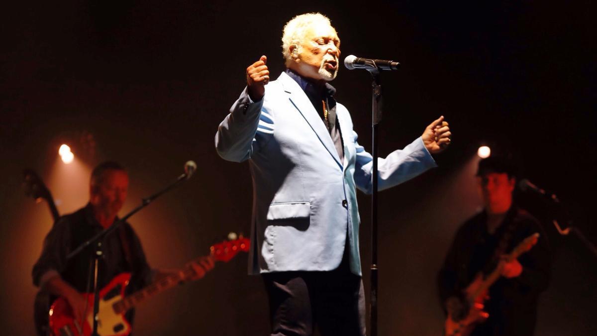 El cantante Tom Jones, en un concierto ofrecido en 2019 en Reino Unido.