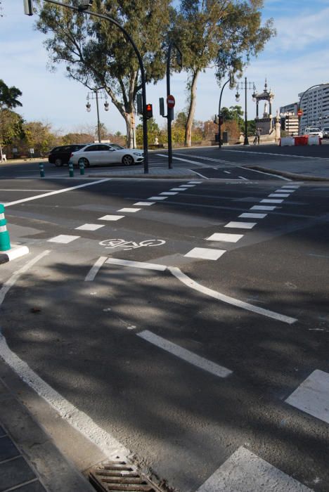 3. Cruce hacia la  plaza de tetuán.  El trazado queda  interrumpido en el  cauce, pero ya está  hecho el cruce hacia la  Plaza de Tetuán. Se ha  partido la isleta