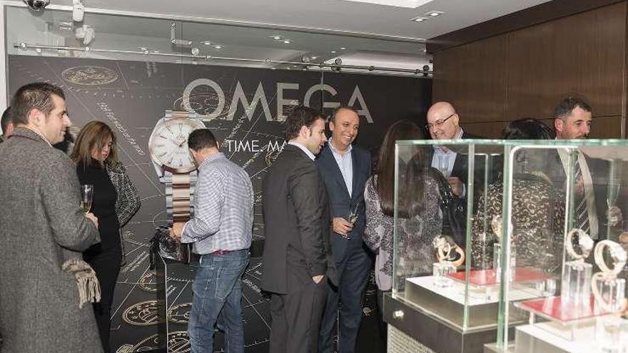 La joyería Calvo expone hasta el próximo día 5 de enero el nuevo reloj de  Omega - La Opinión de A Coruña