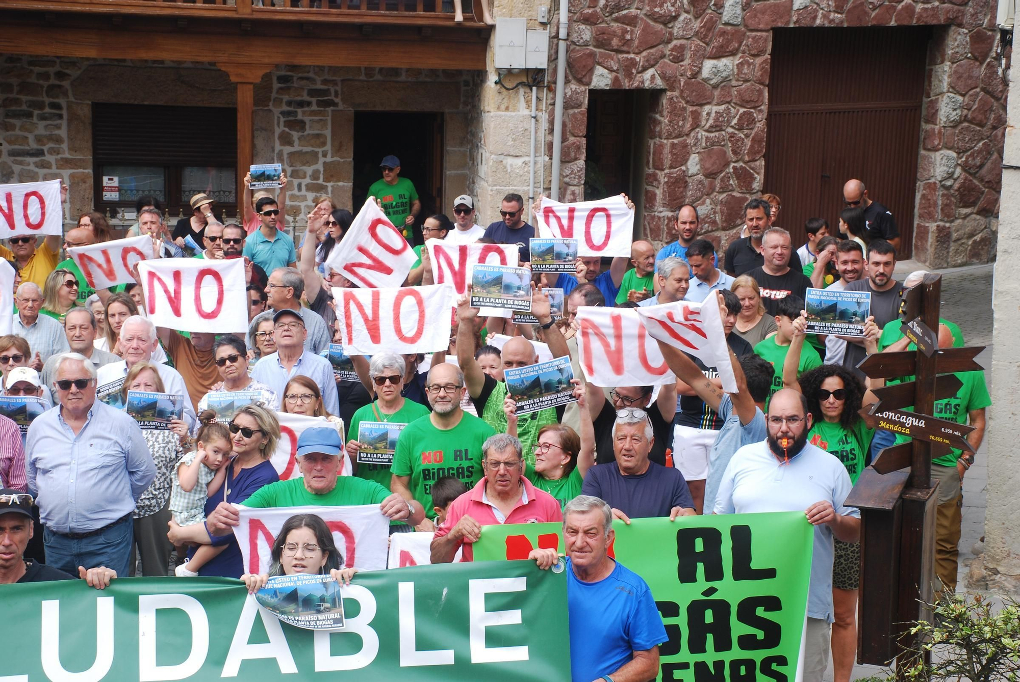 Manifestación contra la planta de biogás en Arenas de Cabrales