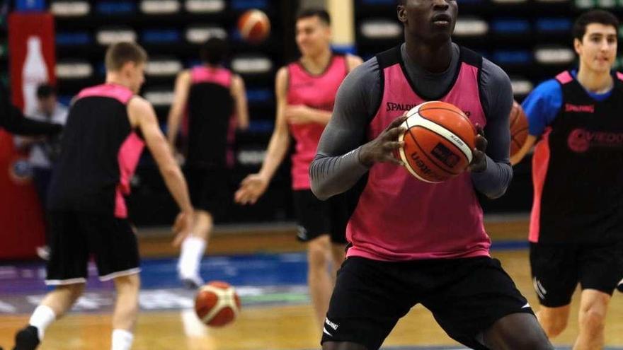 Romaric Belemene, con el balón, ayer, en el polideportivo de Pumarín.