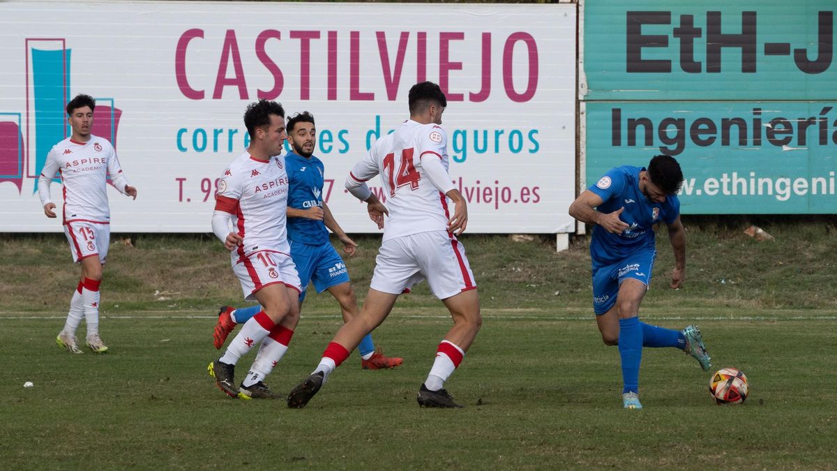 Un jugador del CD Villaralbo trata de controlar  el cuero.