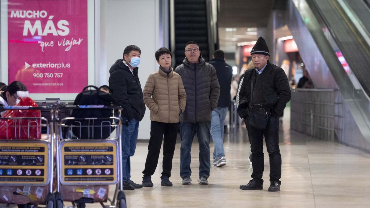 Pasajeros de un avión procedente de China en el aeropuerto de Madrid.