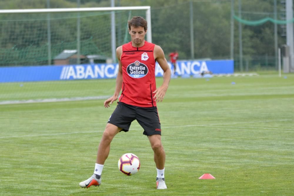 Los problemas del técnico en ataque constatan con el abundante caudal de futbolistas en otras zonas.