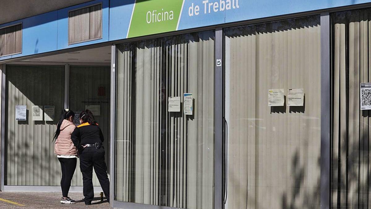 Dues dones davant de l&#039;oficina del Servei d&#039;Ocupació de Catalunya a Girona.