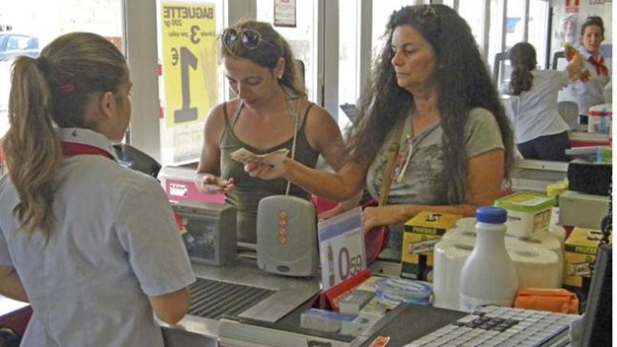 Dos clientas de una supermercado de Sant Francesc pagan en metálico su compra al no funcionar las tarjetas de crédito.