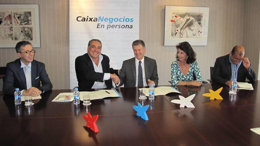 Alfonso Robledo y Xicu Costa se estrechan la mano tras la firma del acuerdo.
