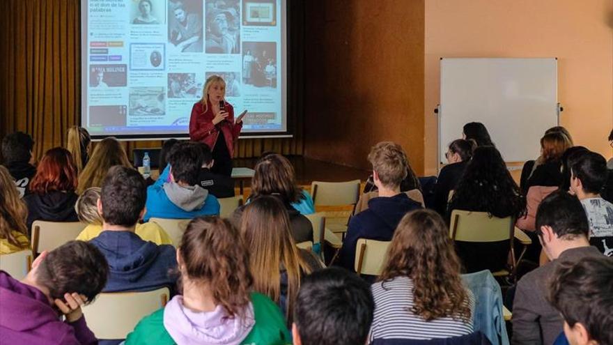 Vicky Calavia visita el IES Pedro de Luna