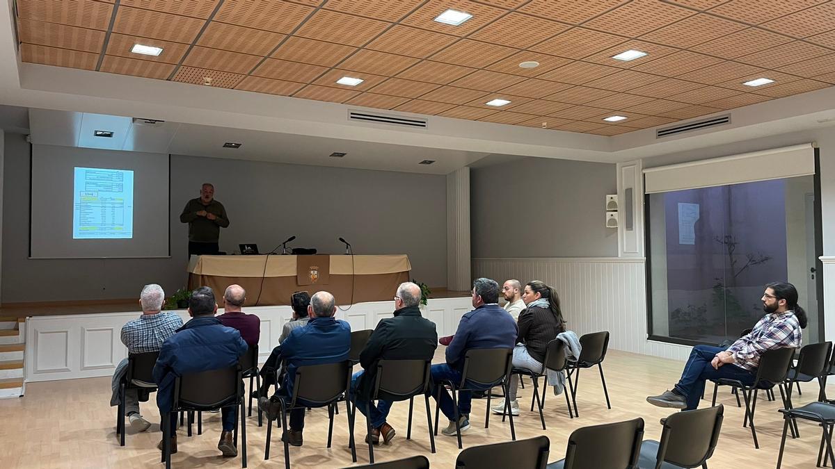 La reunión de los concejales del equipo de gobierno de Monforte del Cid con los vecinos afectados por las plantas solares proyectadas en Orito y Pozoblanco.