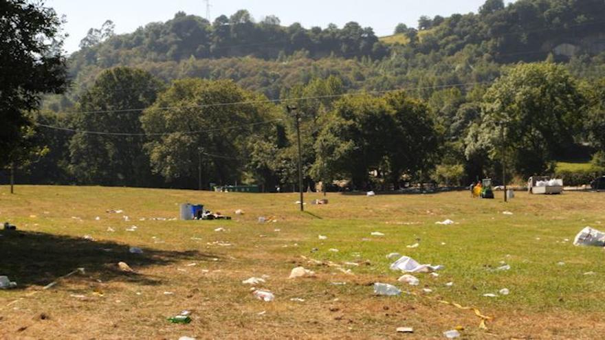 Empieza la limpieza en el prado tras las fiestas del Carmín