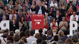 El presidente del Gobierno, Pedro Sánchez, este jueves en el único mitin que ha protagonizado en Madrid, con Reyes Maroto y Juan Lobato.