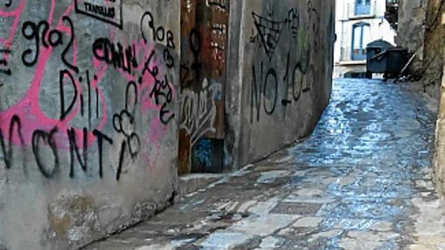 El carrer de Sant Pere amb orins