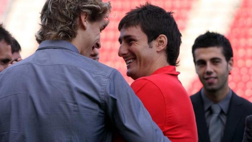 Aduriz saluda a Fernando Llorente antes del partido de la primera vuelta en Son Moix.