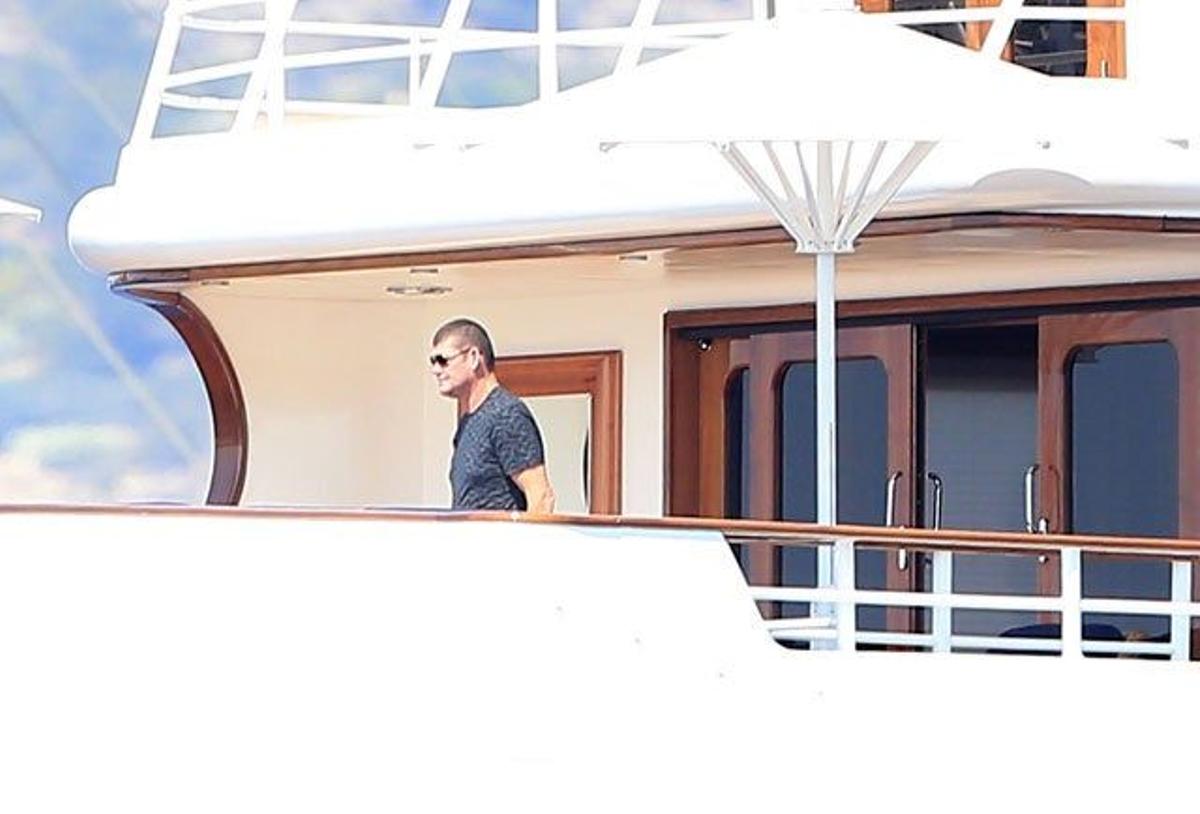 James Packer en la cubierta superior de su yate que está en aguas de Ibiza