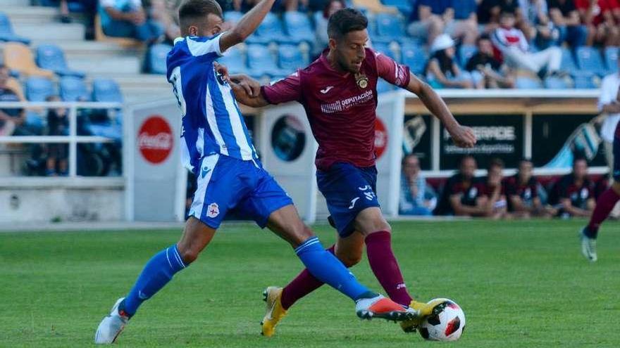 Javi López esquivando la entrada de un rival del Fabril en el partido del viernes. // Rafa Vázquez