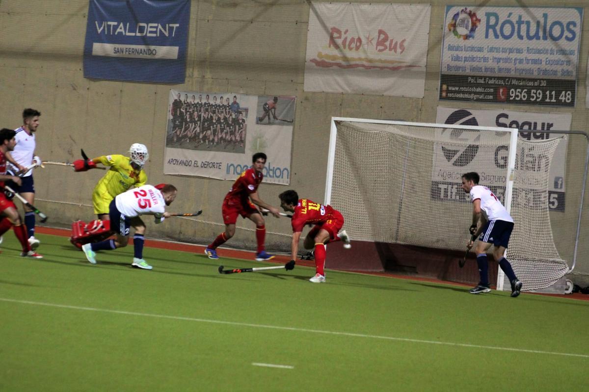 La selección española absoluta masculina, cayó derrotada por la de Gran Bretaña (0-4), en el segundo encuentro disputado por los de Max Caldas en San Fernando.