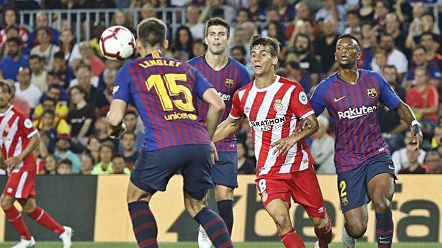 Pere Pons, envoltat per Lenglet, Piqué i Semedo en el partit del Camp Nou.