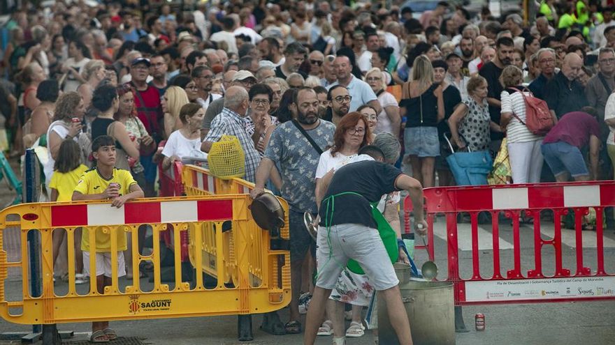 El reparto de calderas llena la plaza Cronista Chabret de Sagunt