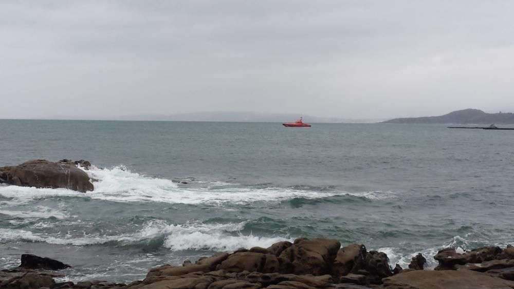 Las fuerzas antidroga intentan acceder al interior de la nave, que podría alojar un gran alijo - Varias personas de origen sudamericano han sido detenidas.