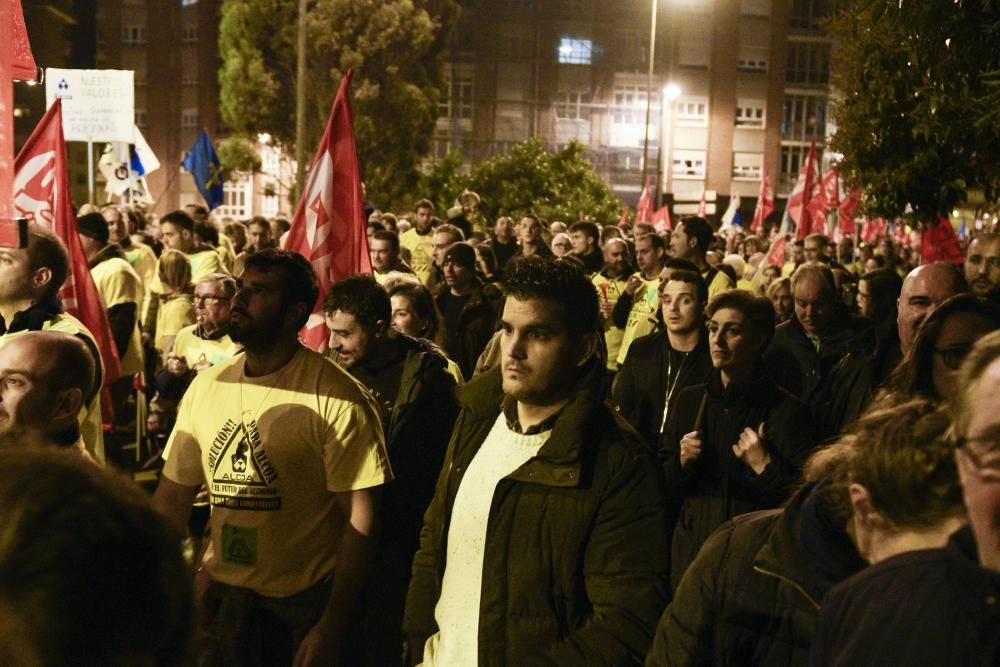 Multitudinaria marcha de "Alcoa no se cierra" en Avilés