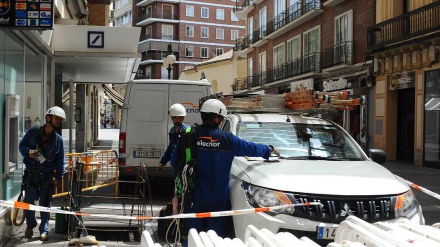 La avería de un cable subterráneo eléctrico colapsa servicios municipales y afecta a otros 200 clientes