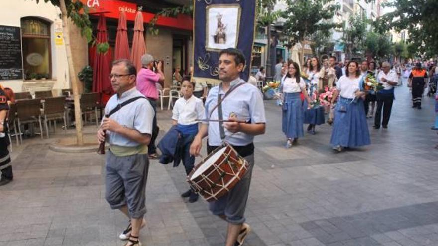 Multitudinaria romería desde el paseo     de Colón hasta la plaza de la Señoría