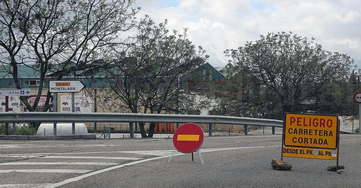 Corte de tráfico en la carretera CO-4207 entre Montilla y Montalbán.
