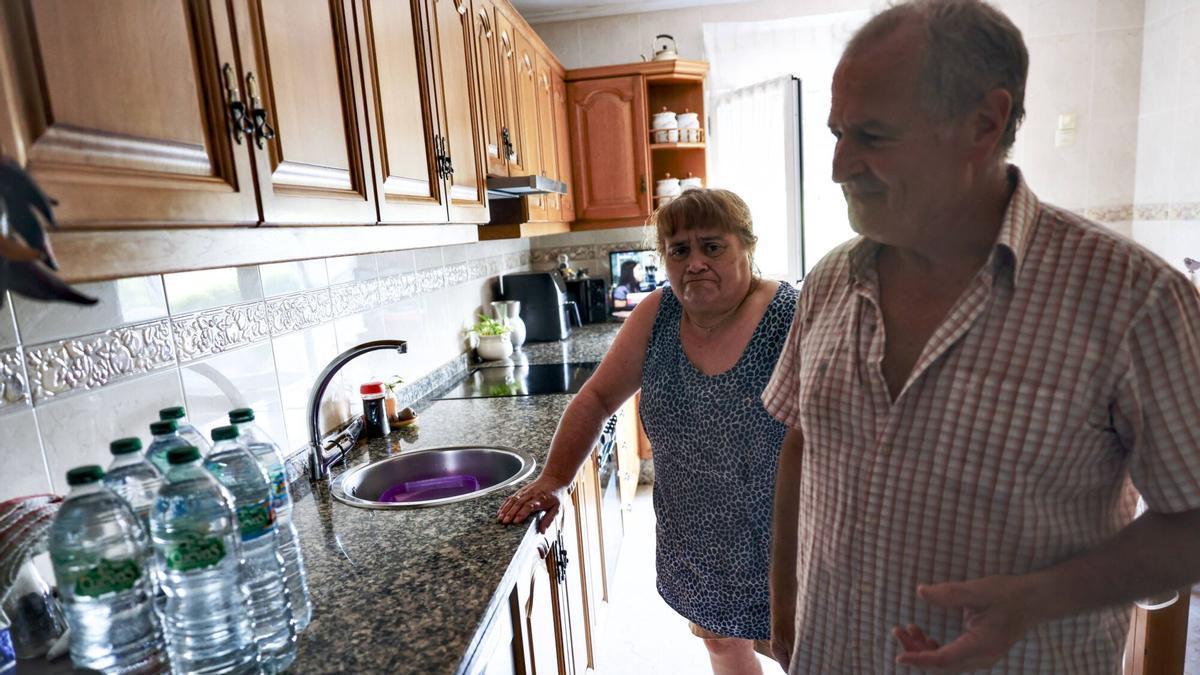 Los vecinos de San Cristóbal, hartos de los continuos cortes de agua en sus casas: "Hay muchas personas mayores que no pueden estar así"