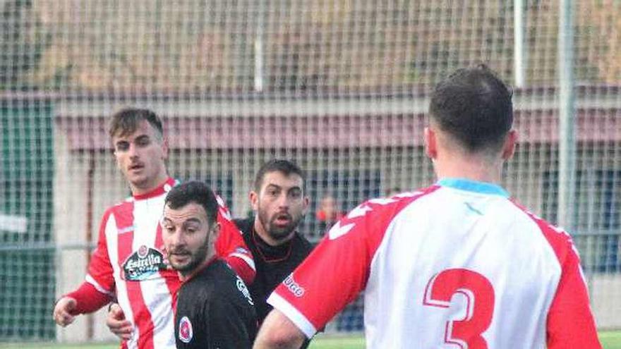 Arce y Corzo observan el balón, ayer en A Cheda. // Yedra Seara