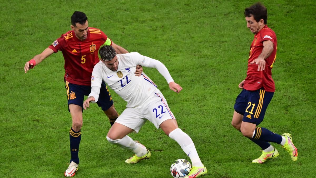 Sergio Busquets no entiende que Taylor no pitara fuera de juego en el segundo gol de Francia