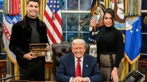 Cristiano, Trump y Georgina posan junto con la llave de la Casa Blanca.