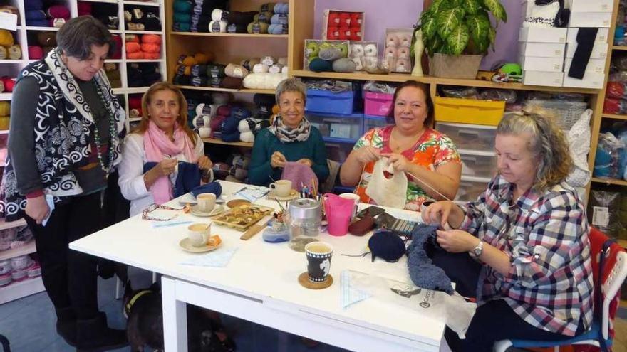 De izquierda a derecha, Begoña, Carmen, Pili, Lorena y Azucena, en la pausa del café de su clase de labores en la tienda de Santa Cruz.