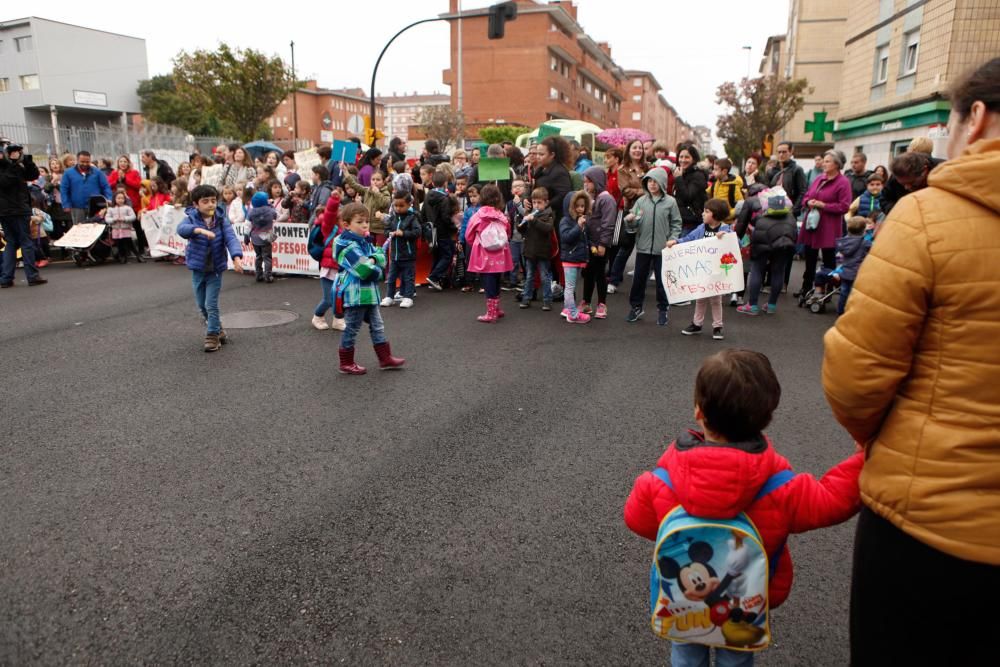 Manifestación frente al Colegio Montevil