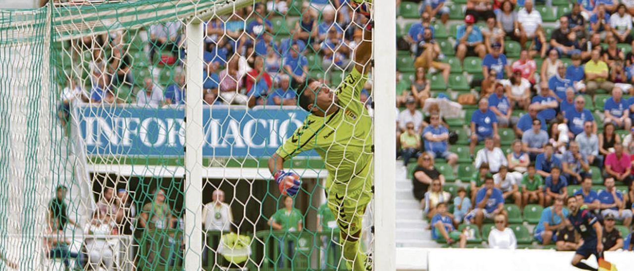 Esteban, deteniendo la falta de Espinosa en el partido del pasado domingo.