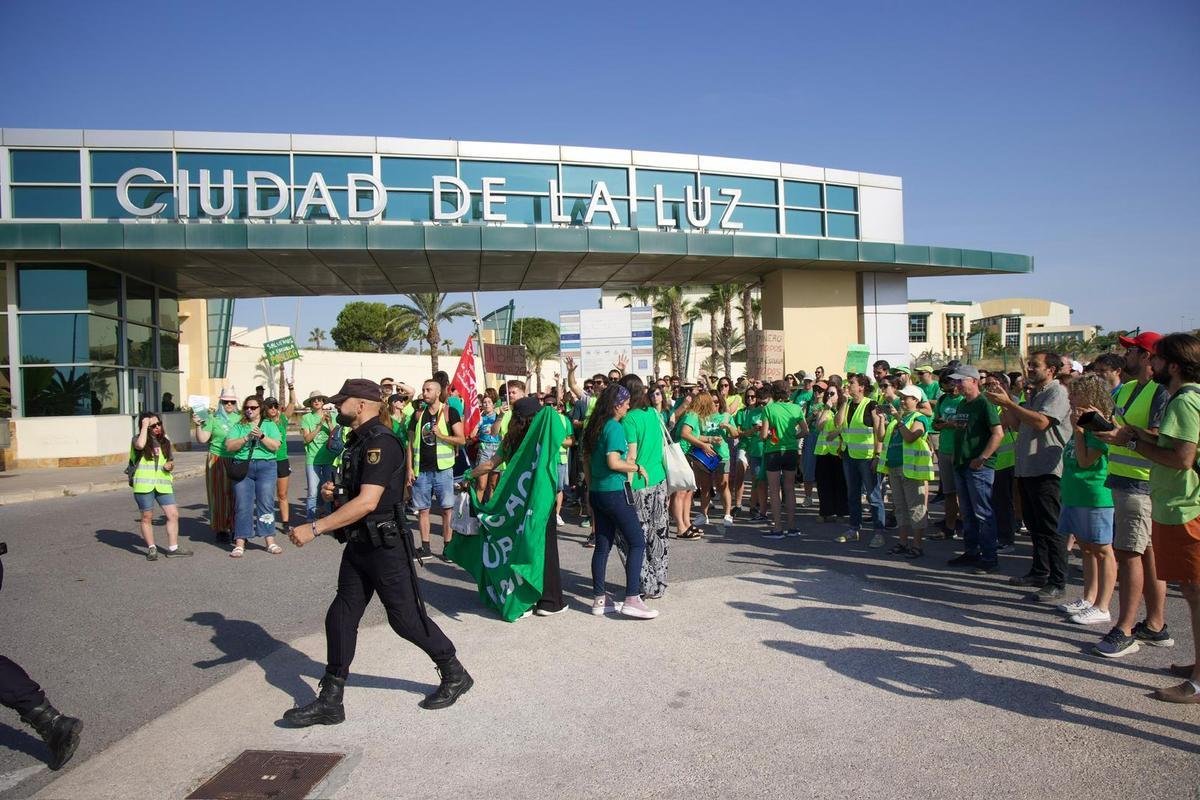 Profesores llevan su protesta a Ciudad de la Luz durante la visita de Pérez Llorca